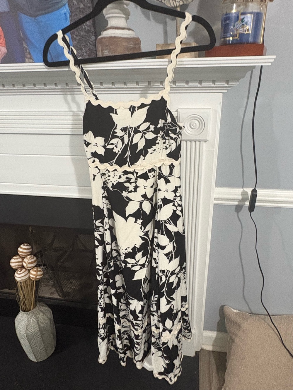 Woman’s Entro dress black & white size small